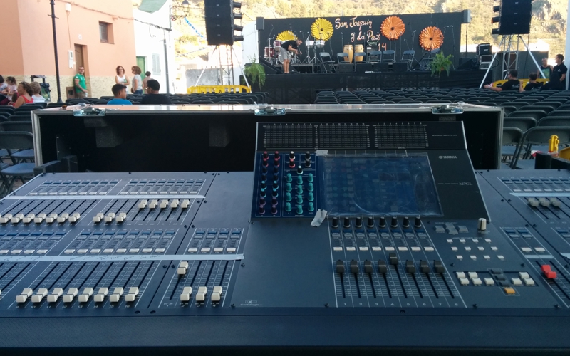 Montaje de sonido e iluminación de Radio Curbelo